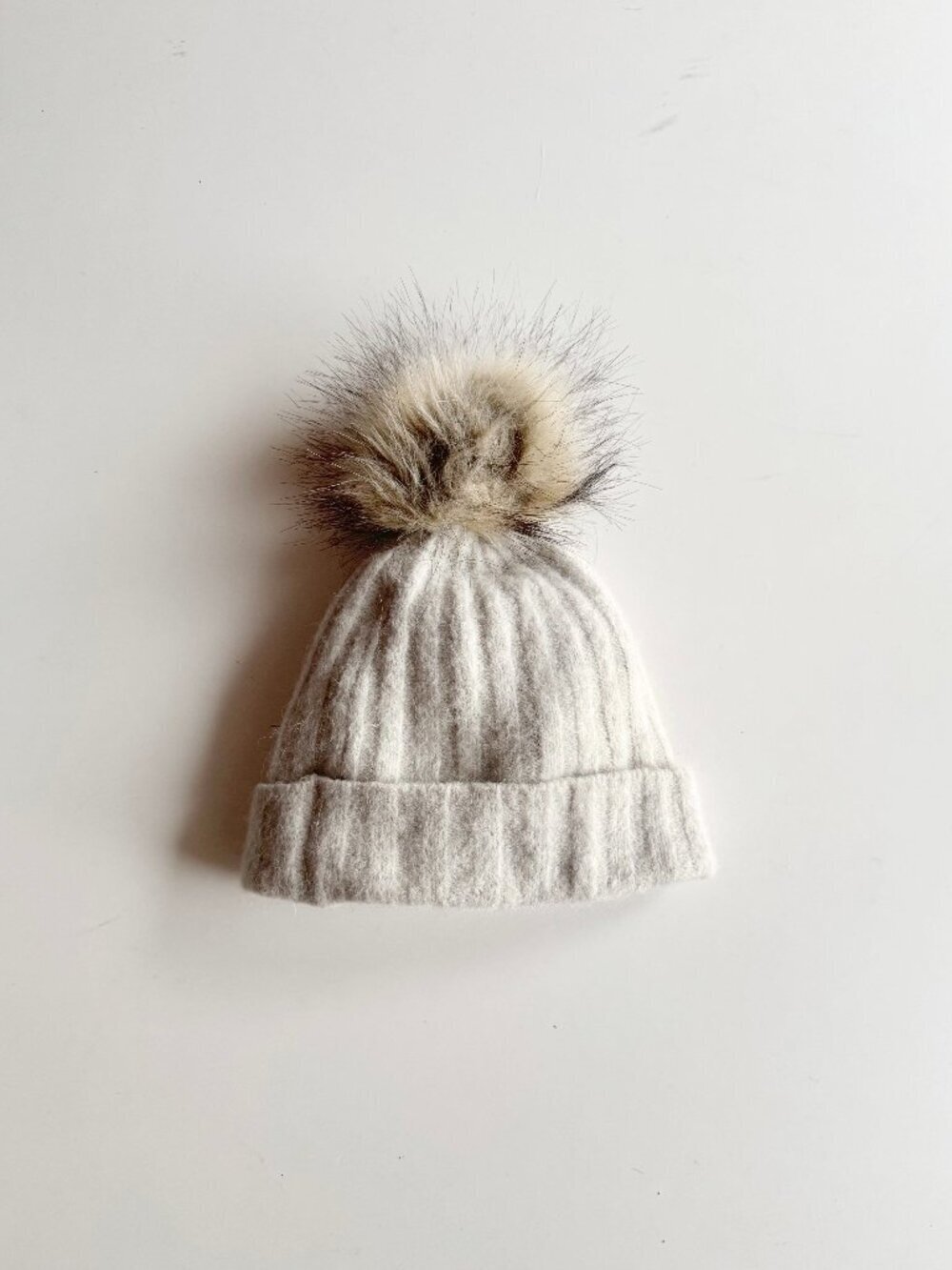Aritzia AUXILIARY Heather White Light Grey Ribbed Knit Pom Beanie Hat, One Size